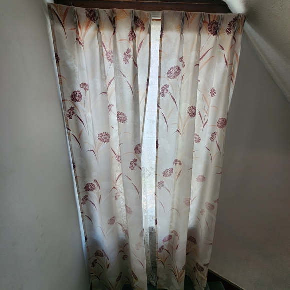 1980s floral pinch pleat drapes 1 pair. - Picture 3 of 5